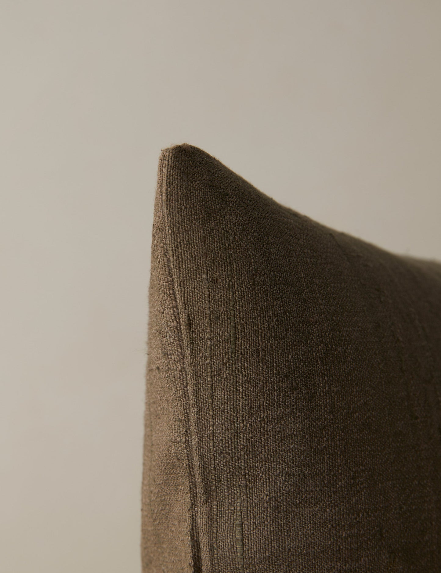 Oreiller en soie « Grounded in Love » de James Perkins