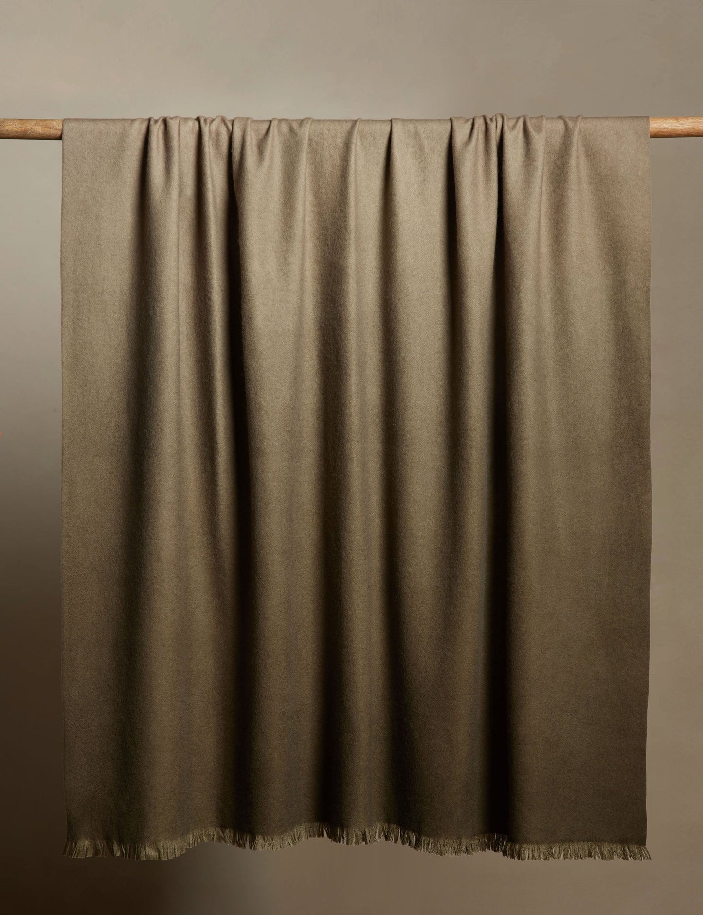 Couverture en cachemire Activity Beneath The Surface de James Perkins