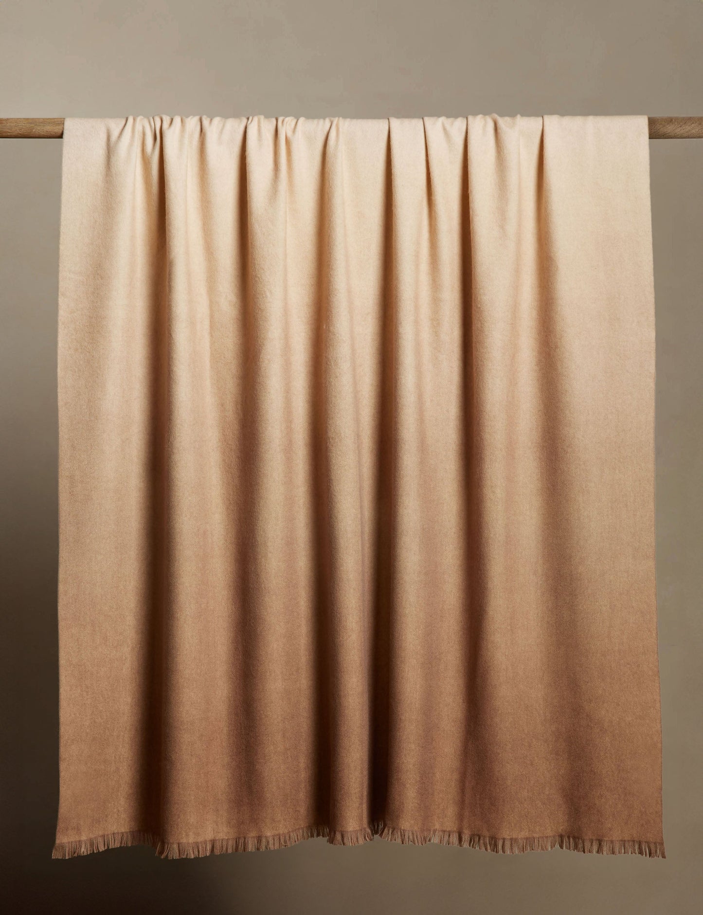 Couverture en cachemire Activity Beneath The Surface de James Perkins