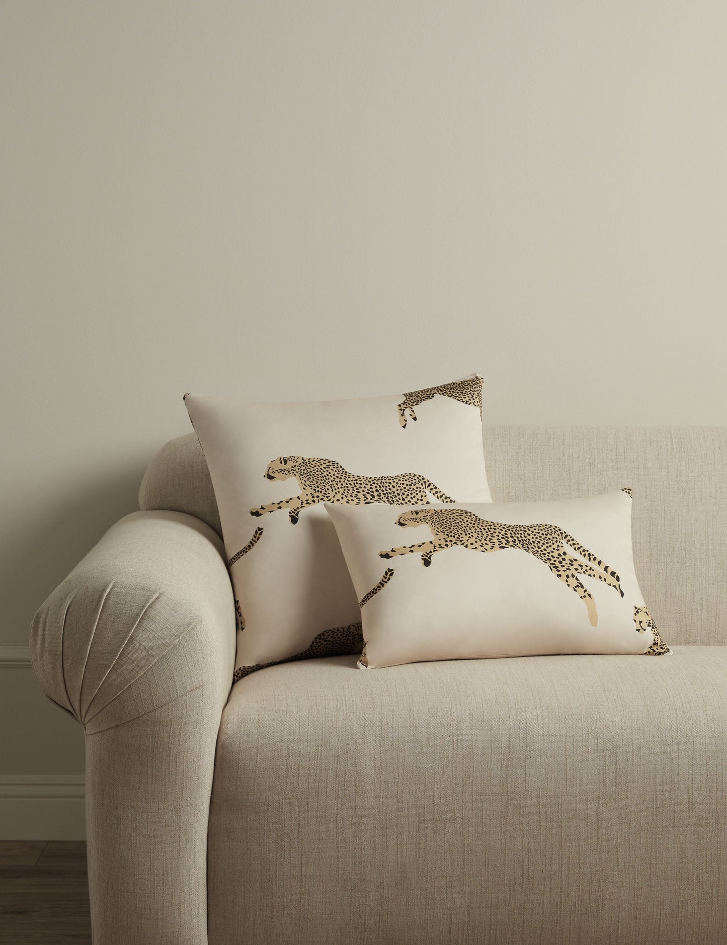 Coussin Guépard bondissant de Scalamandre