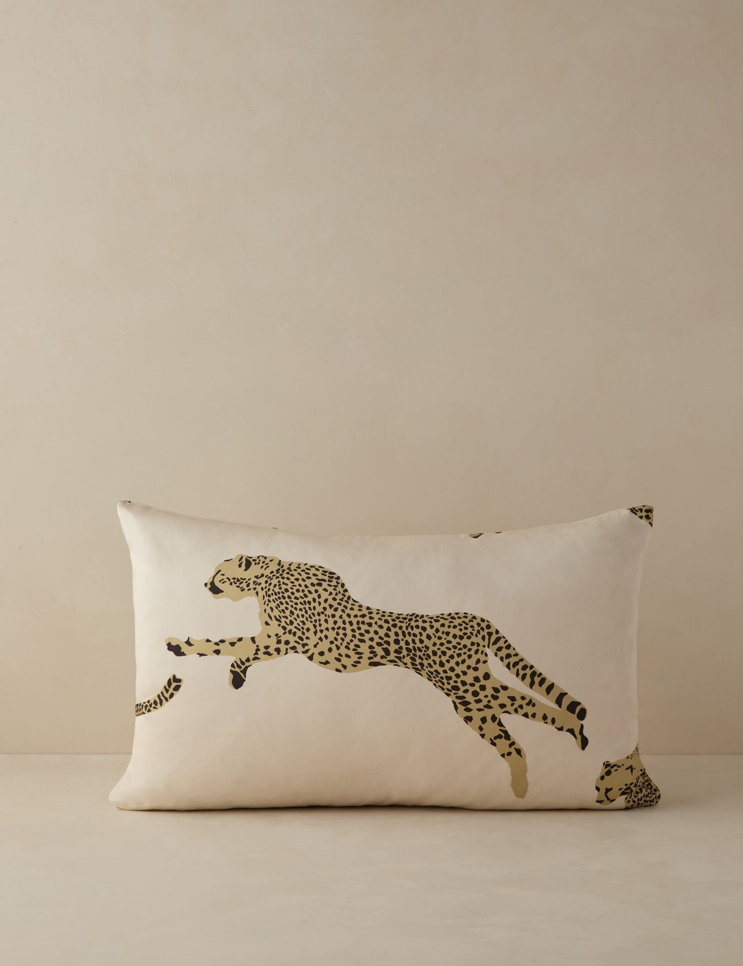 Coussin Guépard bondissant de Scalamandre