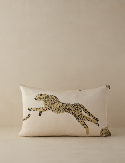Coussin Guépard bondissant de Scalamandre