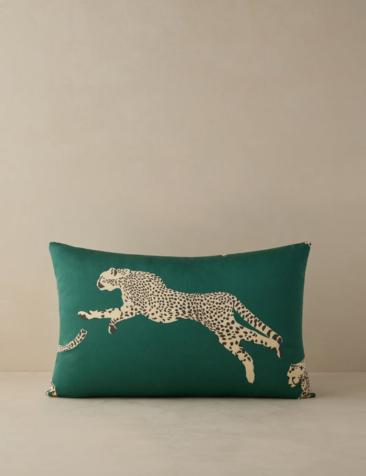 Coussin Guépard bondissant de Scalamandre