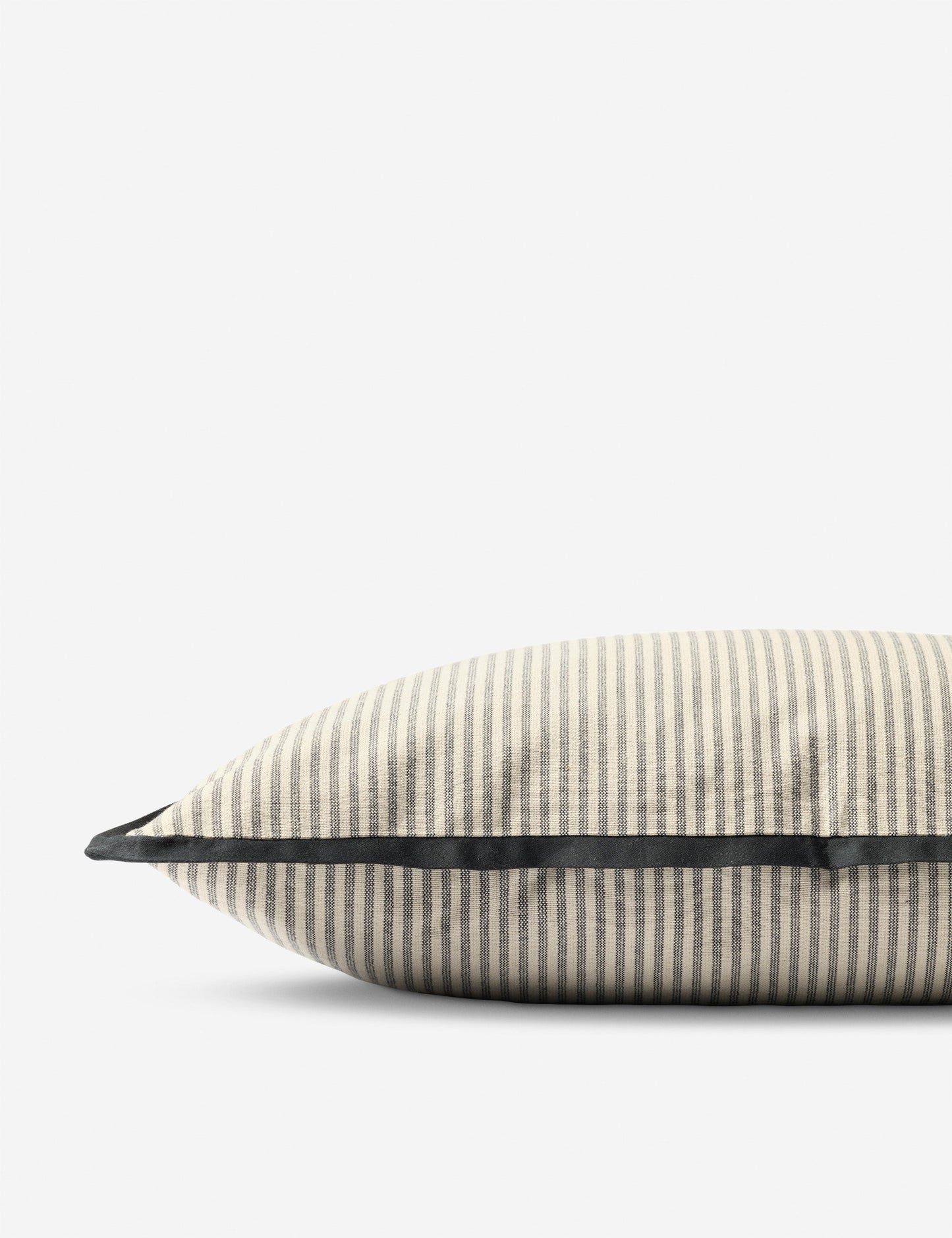 Coussin Sullivan par Jeremiah Brent x Loloi