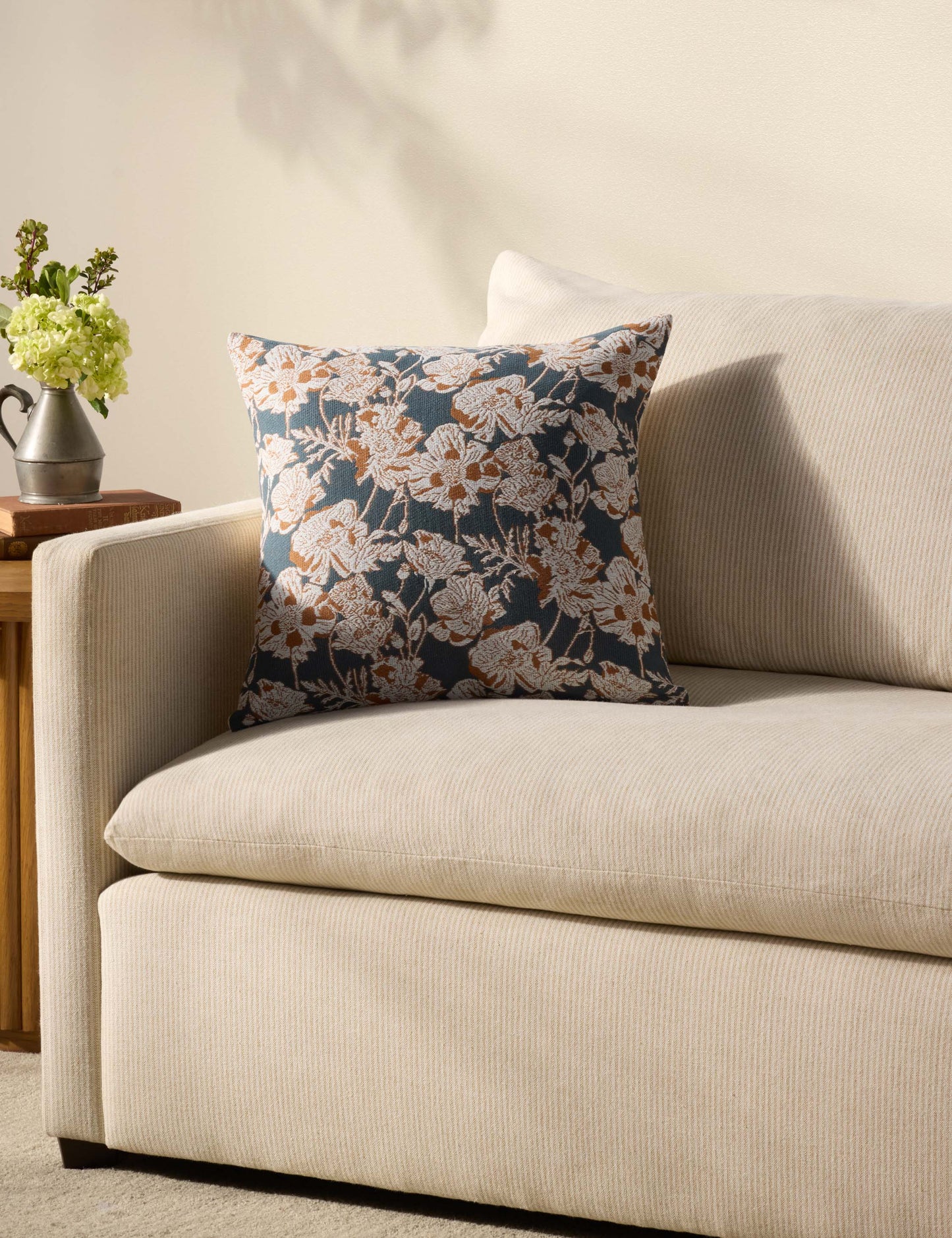 Matilda Pillow x Chris aime Julia x Loloi