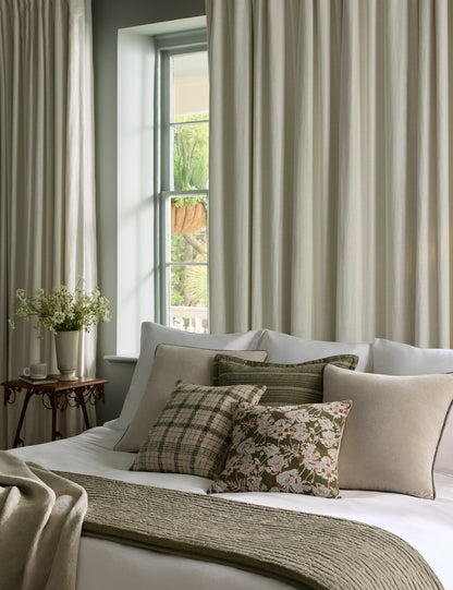 Matilda Pillow x Chris aime Julia x Loloi