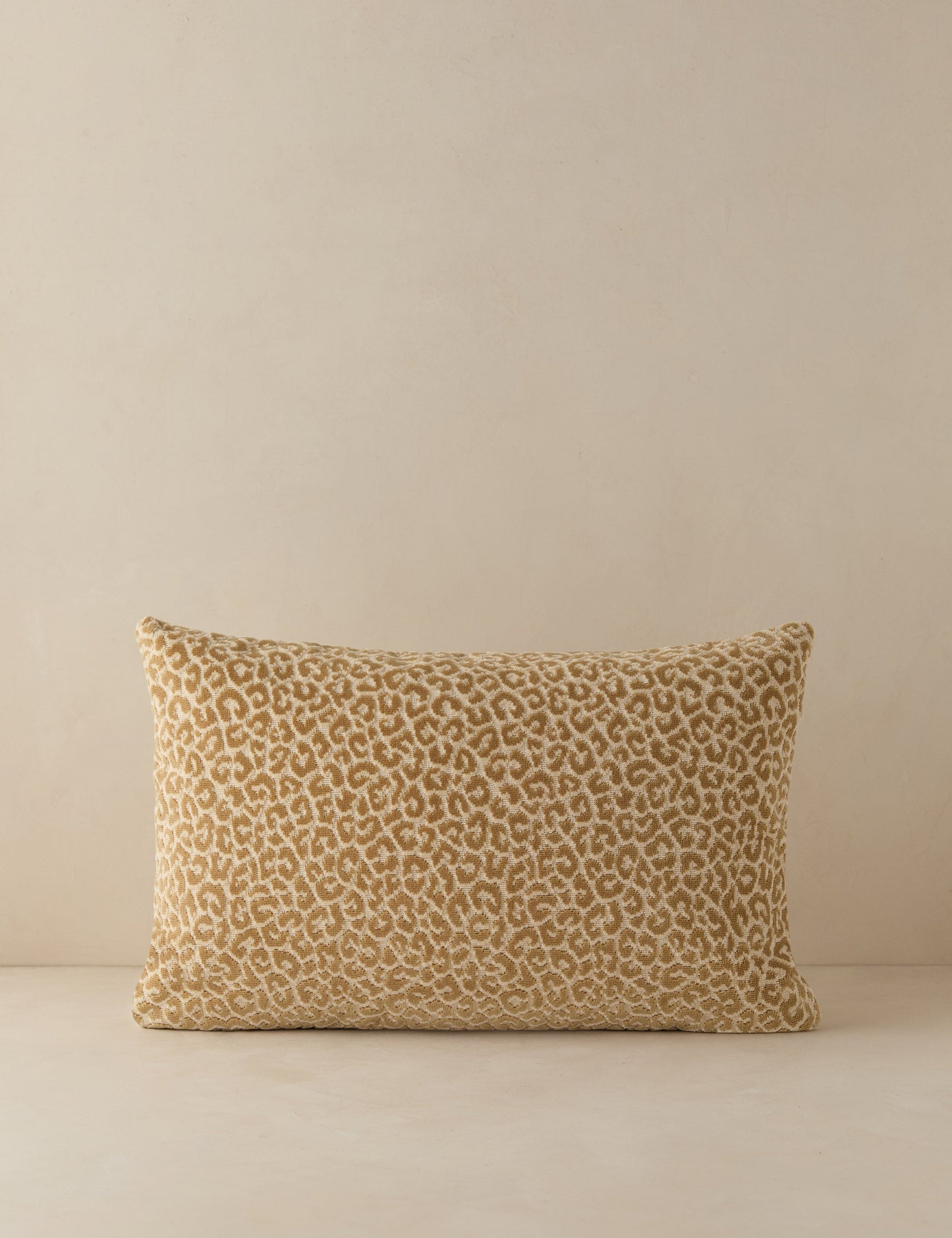 Coussin lombaire en velours Panthera par Scalamandre