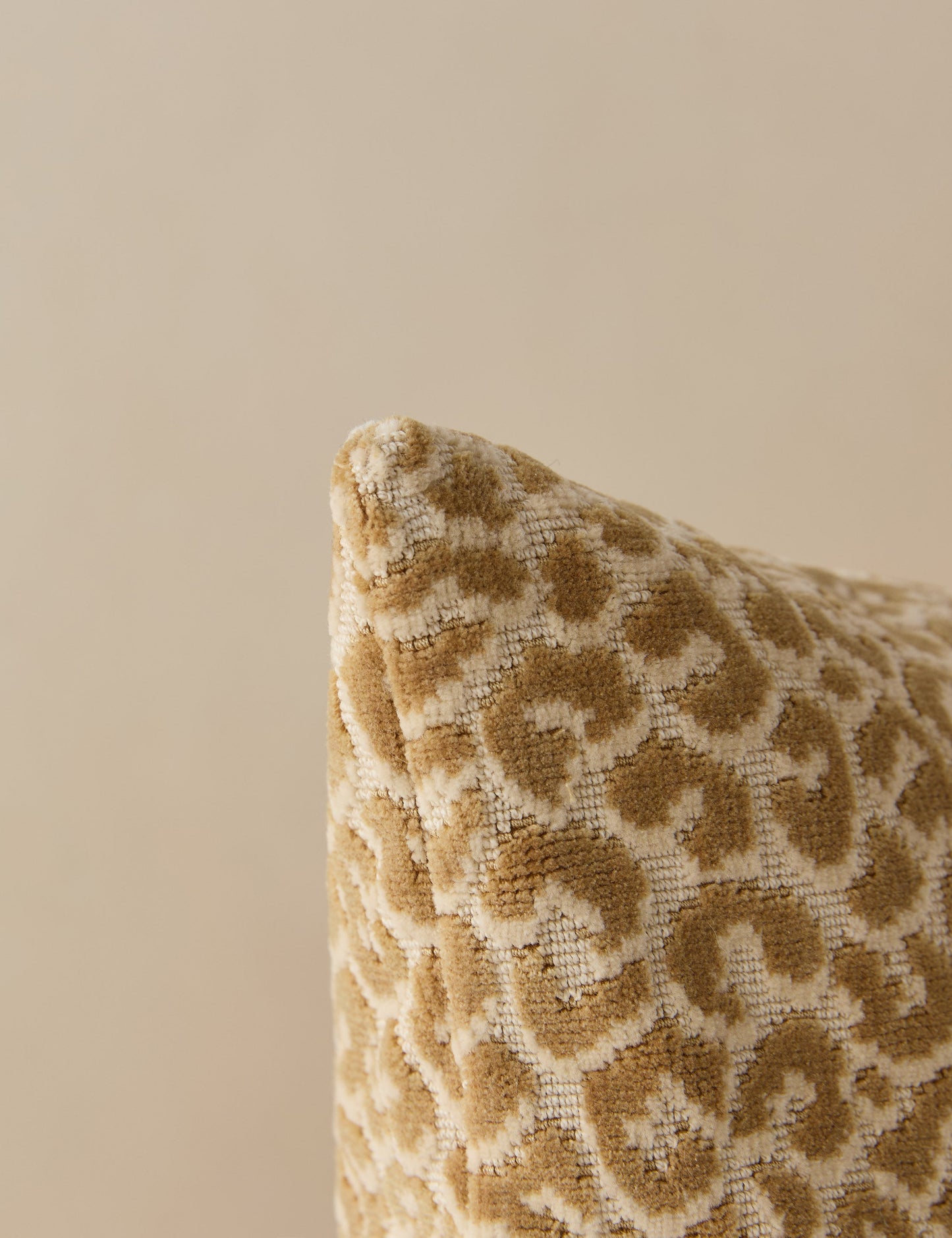 Coussin lombaire en velours Panthera par Scalamandre