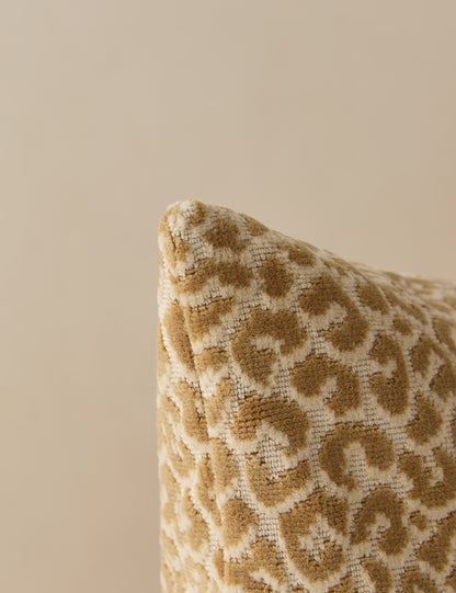 Coussin lombaire en velours Panthera par Scalamandre