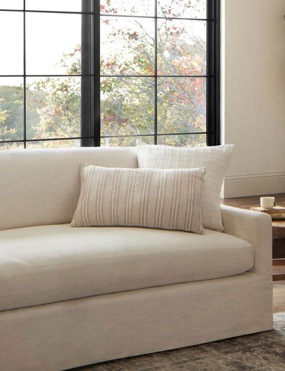 Coussin Elaine de Magnolia Home par Joanna Gaines X Loloi