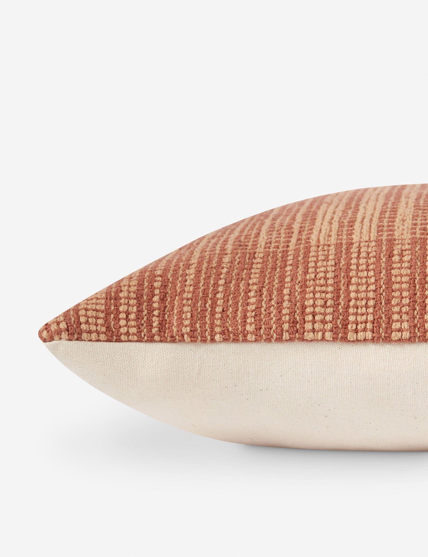 Coussin Penelope de Magnolia Home par Joanna Gaines X Loloi