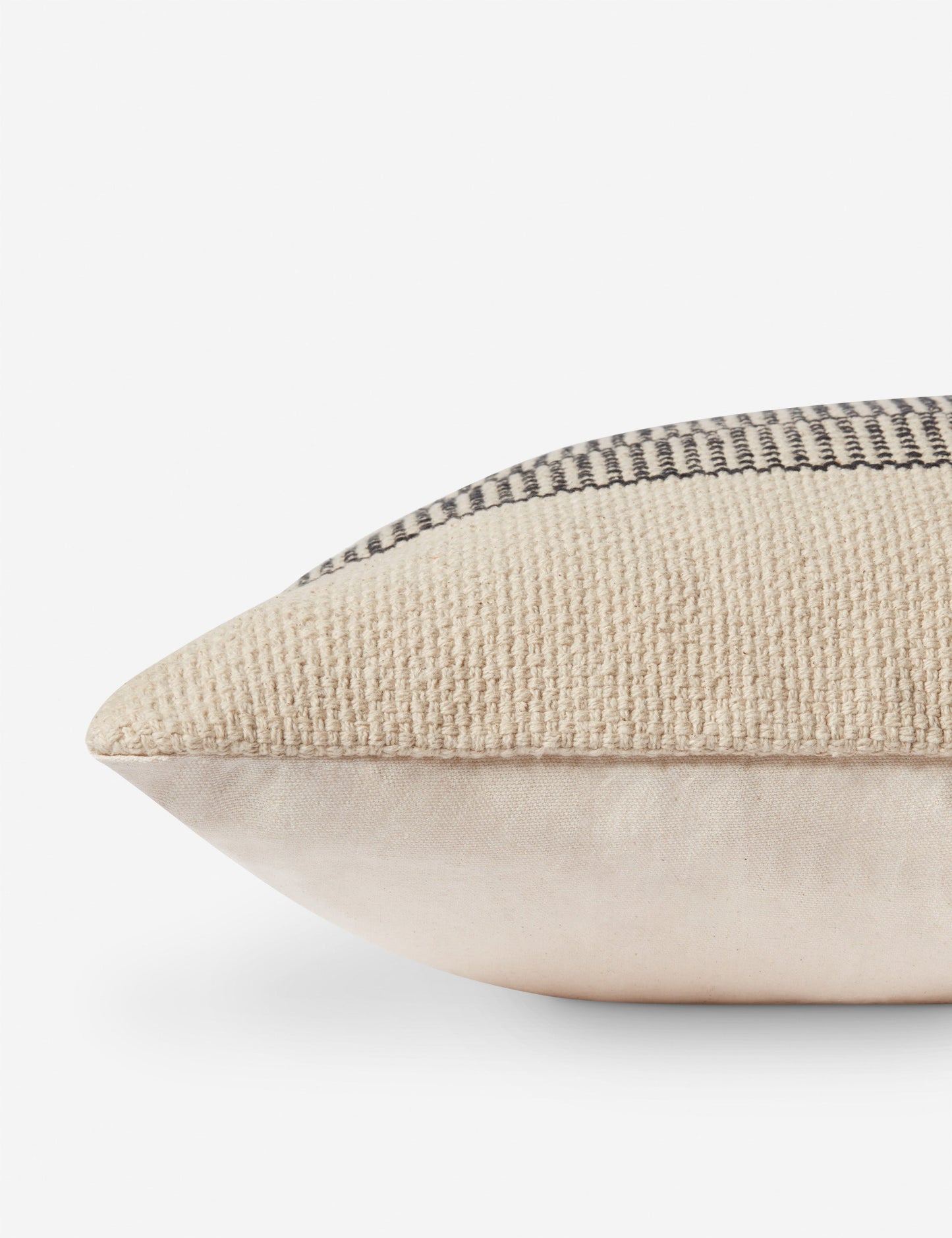 Coussin Wells de Magnolia Home par Joanna Gaines X Loloi