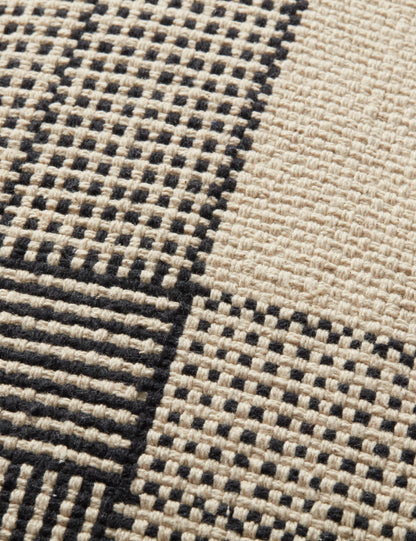 Coussin Wells de Magnolia Home par Joanna Gaines X Loloi