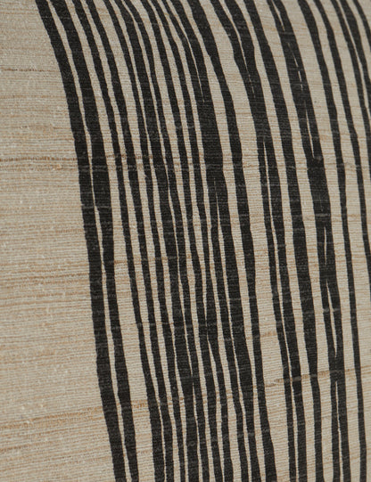 Oreiller en soie strié par Élan Byrd