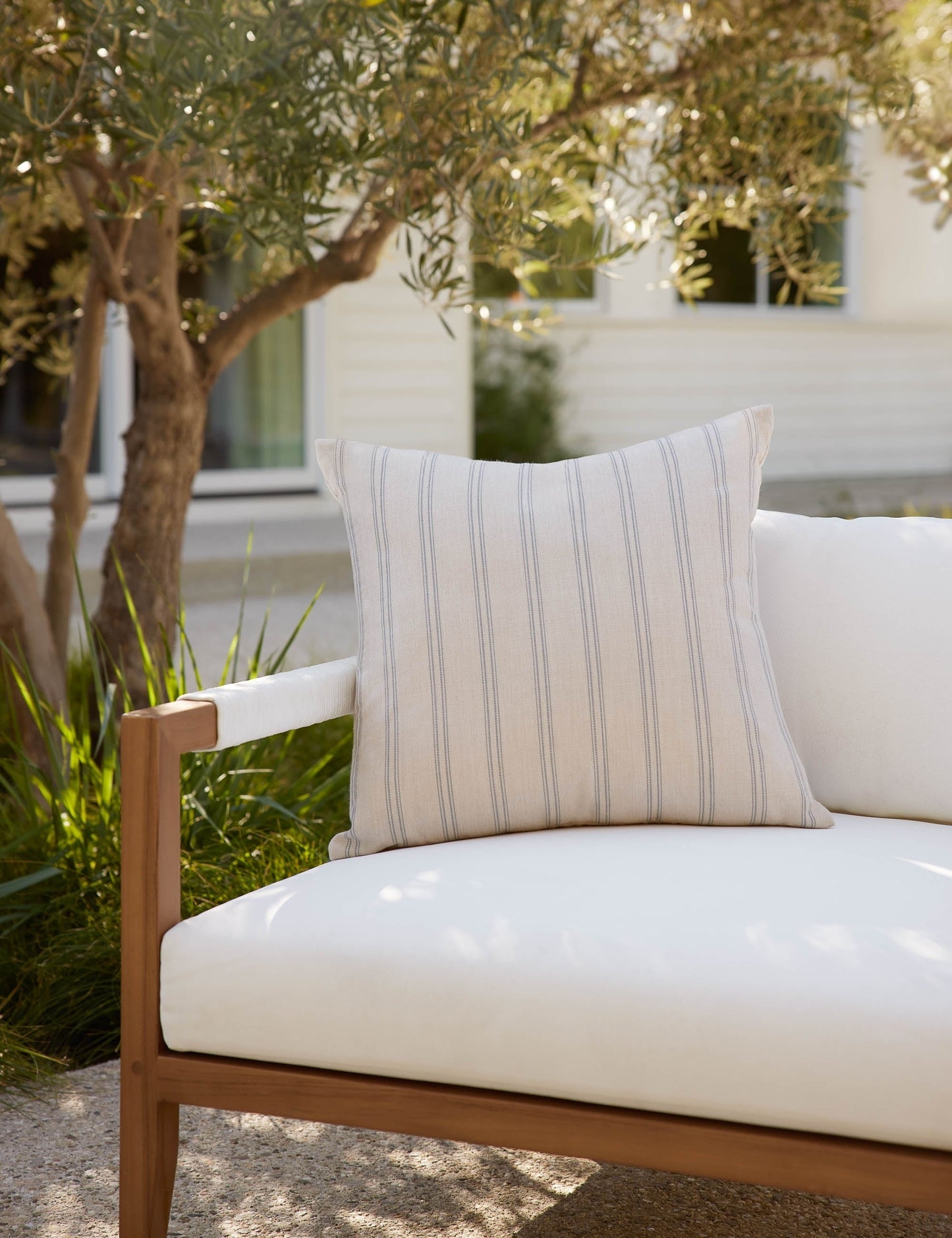 Coussin Marseille de Sunbrella pour Lulu et Georgia