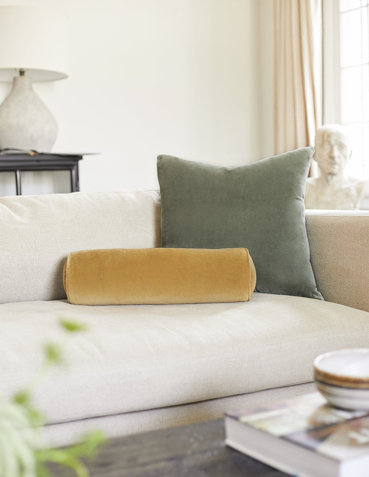 Coussin traversin en velours Sabine