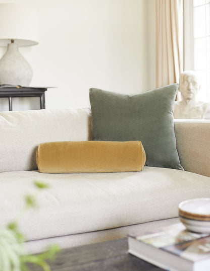 Coussin traversin en velours Sabine